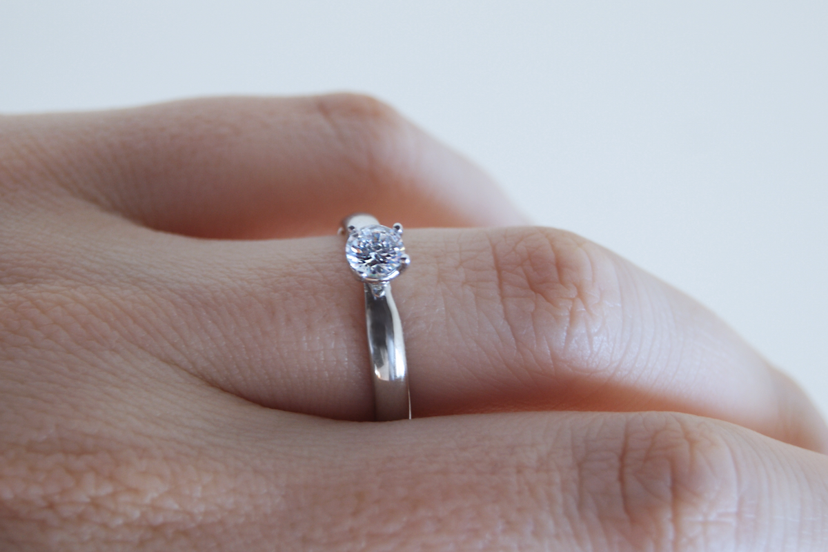 Anillo de compromiso Simone | Solitario con diamante en oro blanco 14k, a tu talla