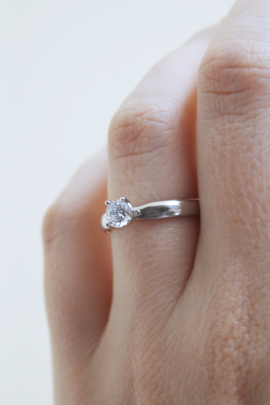 Anillo de compromiso Simone | Solitario con diamante en oro blanco 14k, a tu talla