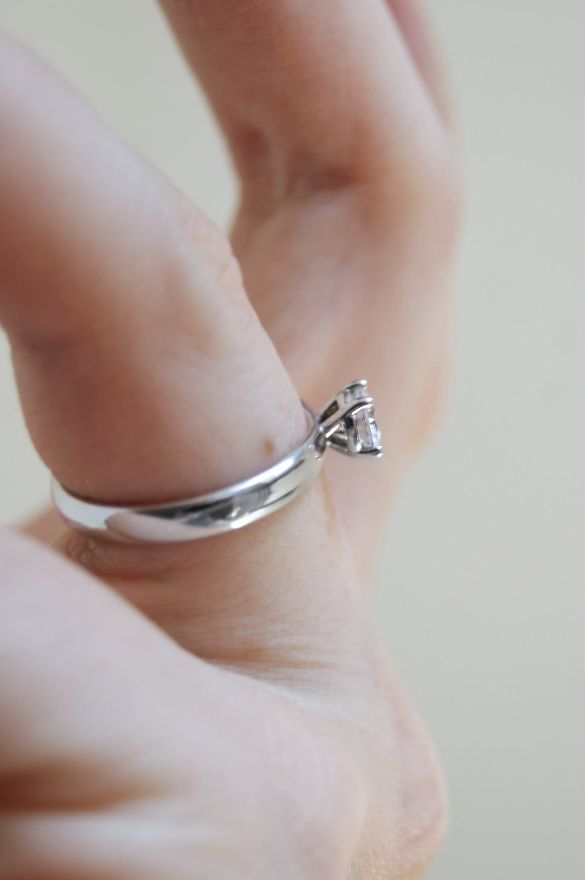 Anillo de compromiso Simone | Solitario con diamante en oro blanco 14k, a tu talla