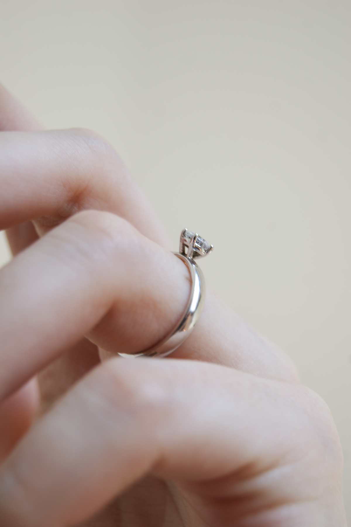 Anillo de compromiso Simone | Solitario con diamante en oro blanco 14k, a tu talla