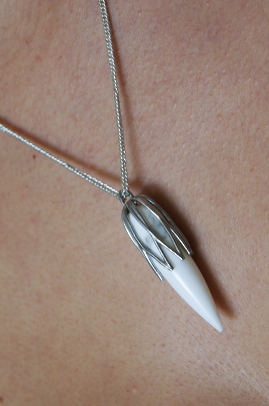 Dije Catherine | Gota con madre perla en plata .925 con cadena, inspiración Art Déco