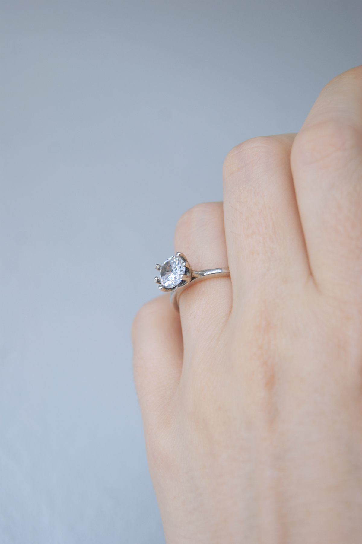 Anillo de compromiso Elora | Solitario de inspiración élfica con diamante en oro blanco 14k, a tu talla