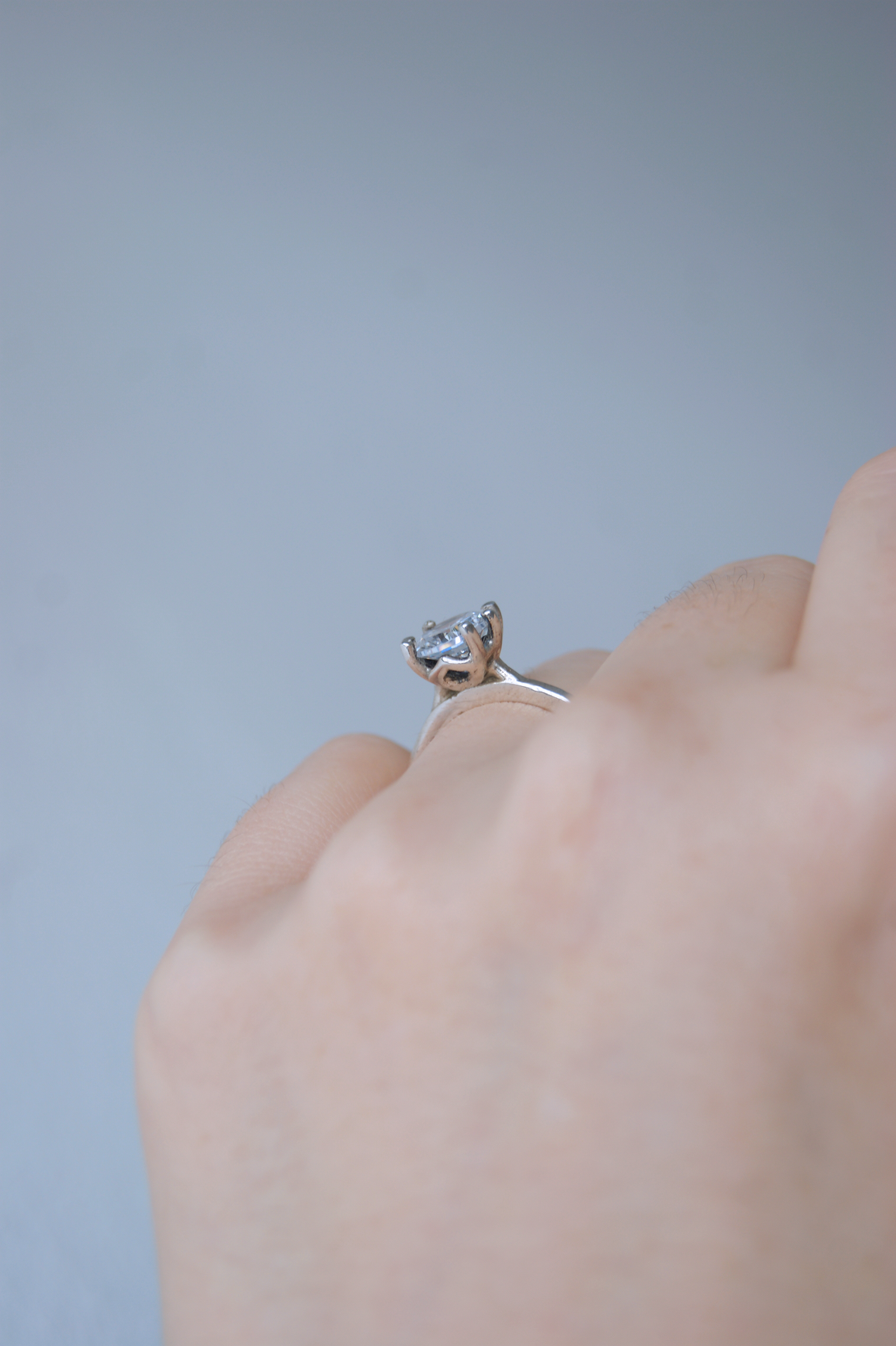 Anillo de compromiso Elora | Solitario de inspiración élfica con diamante en oro blanco 14k, a tu talla
