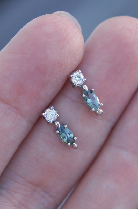 Broqueles Ivy | Diamante y zafiros verdes naturales en oro blanco 14k