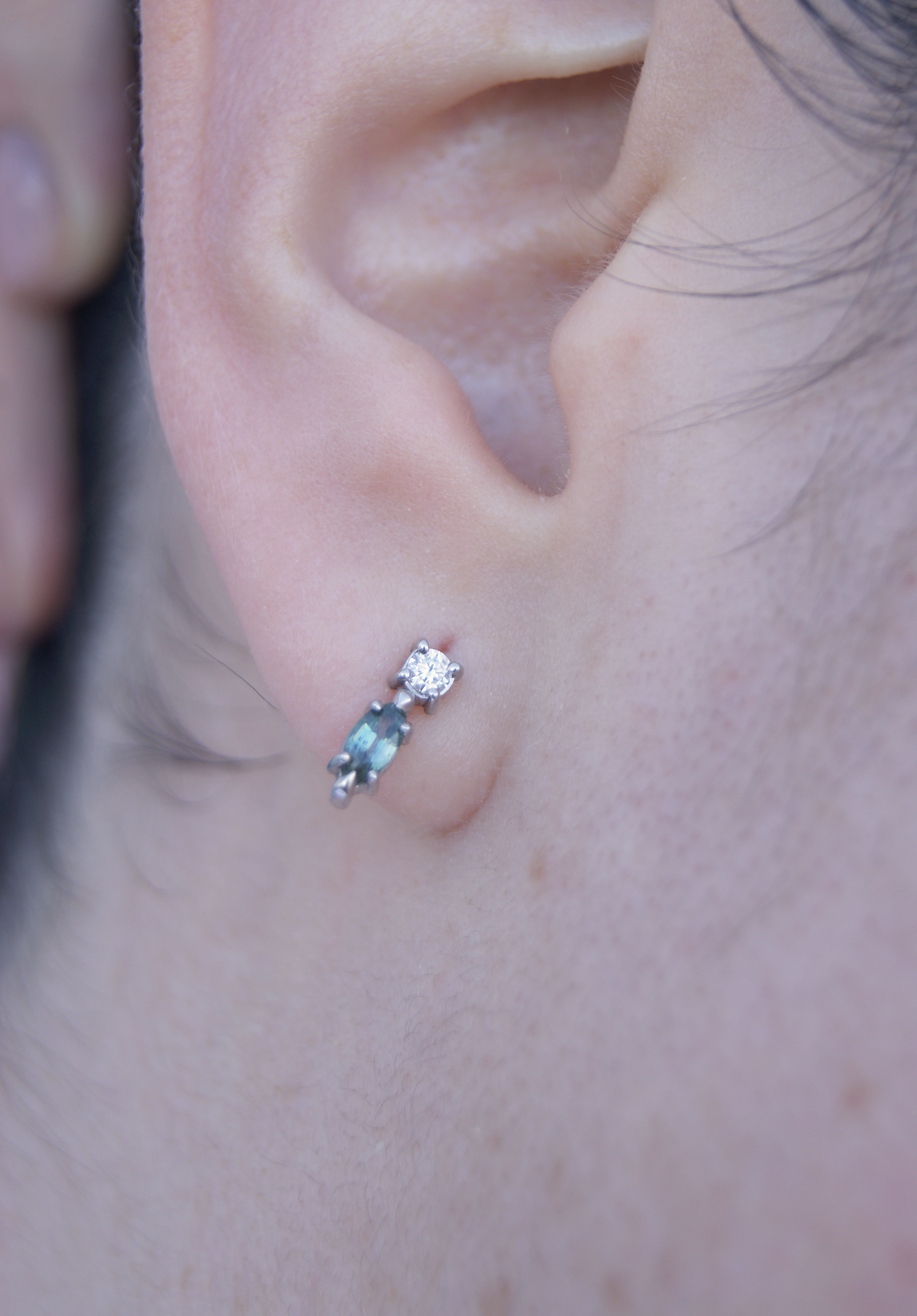 Broqueles Ivy | Diamante y zafiros verdes naturales en oro blanco 14k