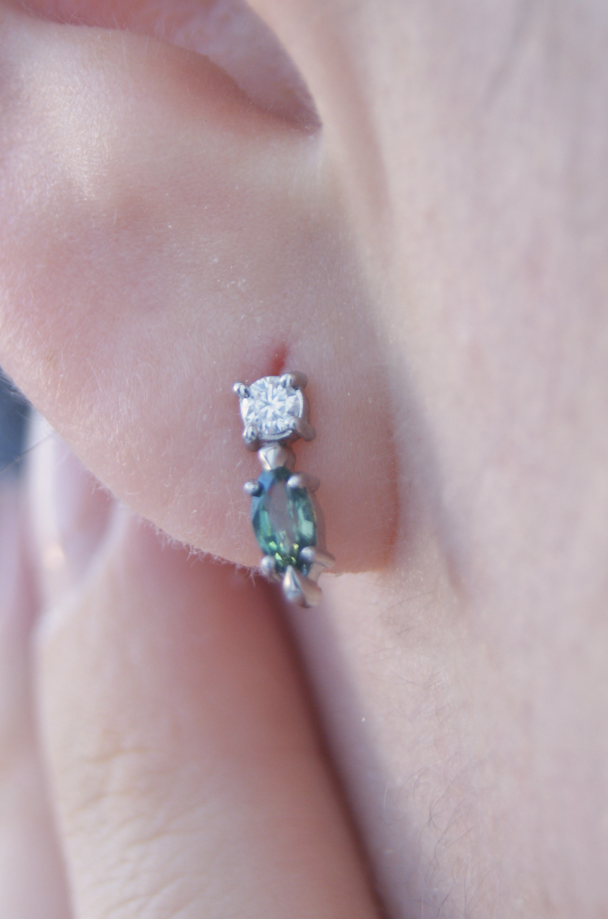Broqueles Ivy | Diamante y zafiros verdes naturales en oro blanco 14k