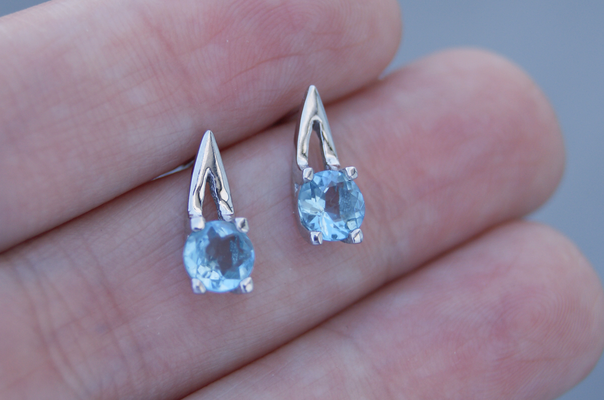 Broqueles Aura | Aguamarina corte brillante en oro blanco 14k