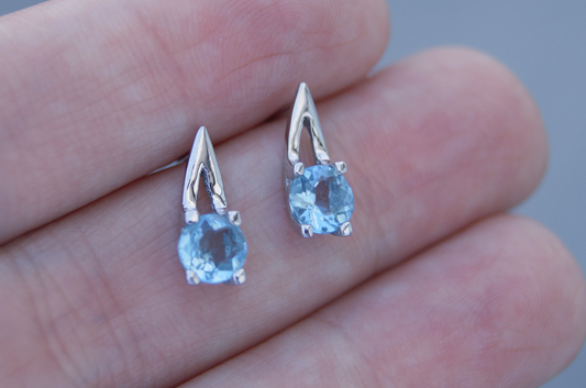 Broqueles Aura | Aguamarina corte brillante en oro blanco 14k