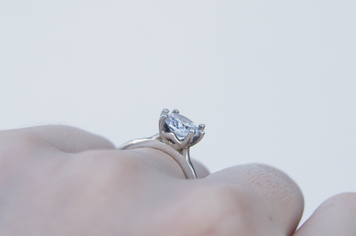 Anillo de compromiso Elora | Solitario de inspiración élfica con diamante en oro blanco 14k, a tu talla