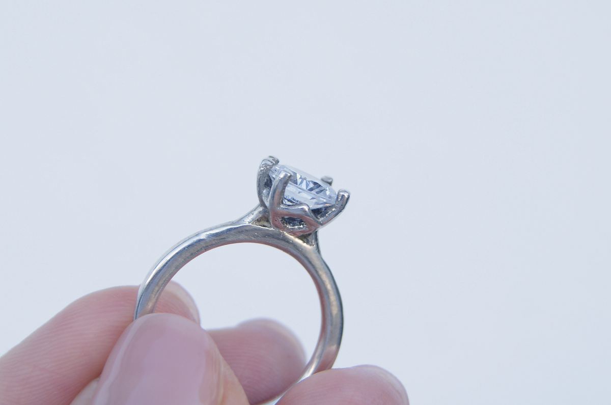 Anillo de compromiso Elora | Solitario de inspiración élfica con diamante en oro blanco 14k, a tu talla