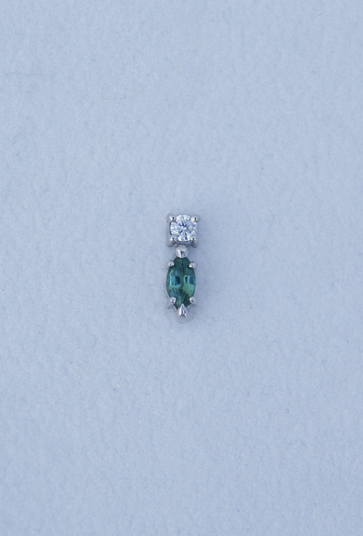 Broqueles Ivy | Diamante y zafiros verdes naturales en oro blanco 14k
